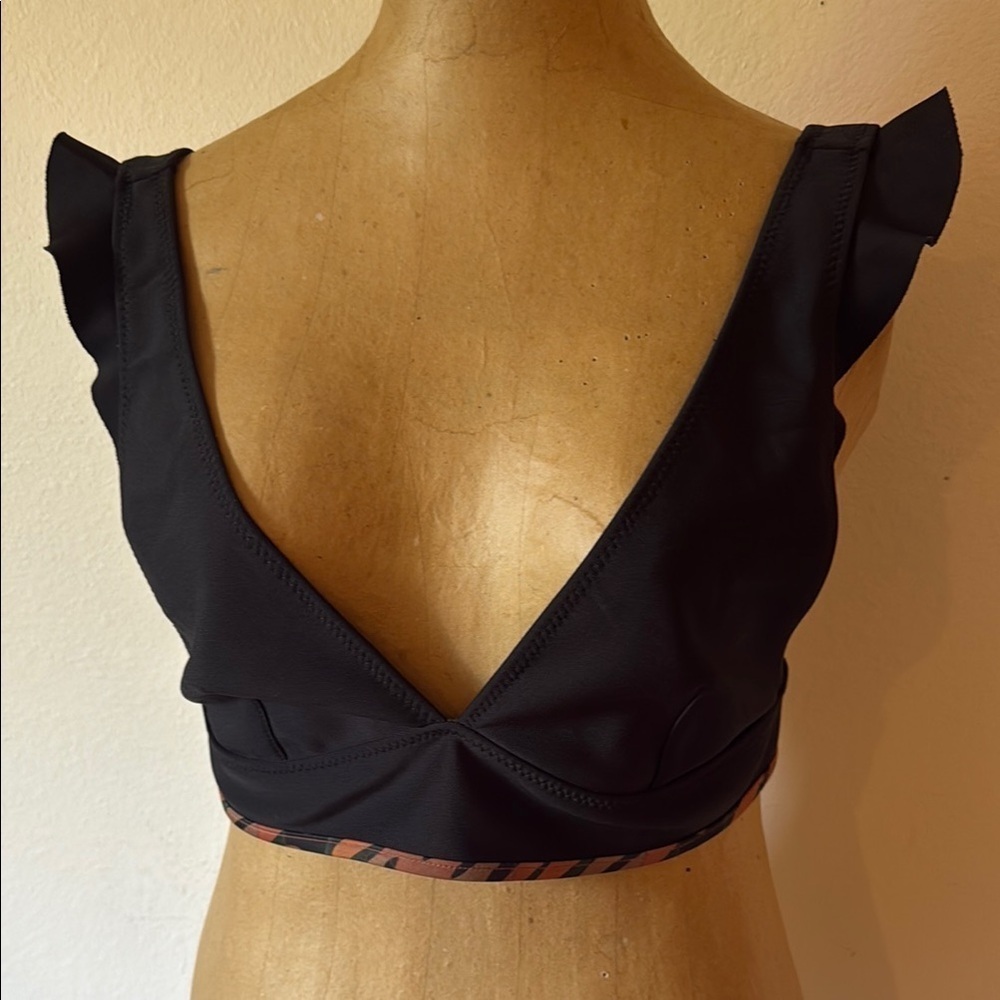 Seea swim top Black Ruffled Women's bikini Top reversible great condition